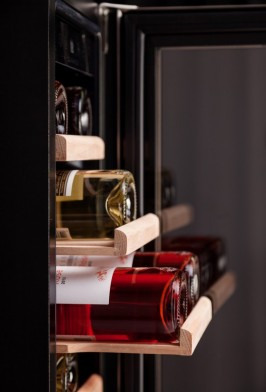 Винный шкаф DUNAVOX DX-19.58BK/DP